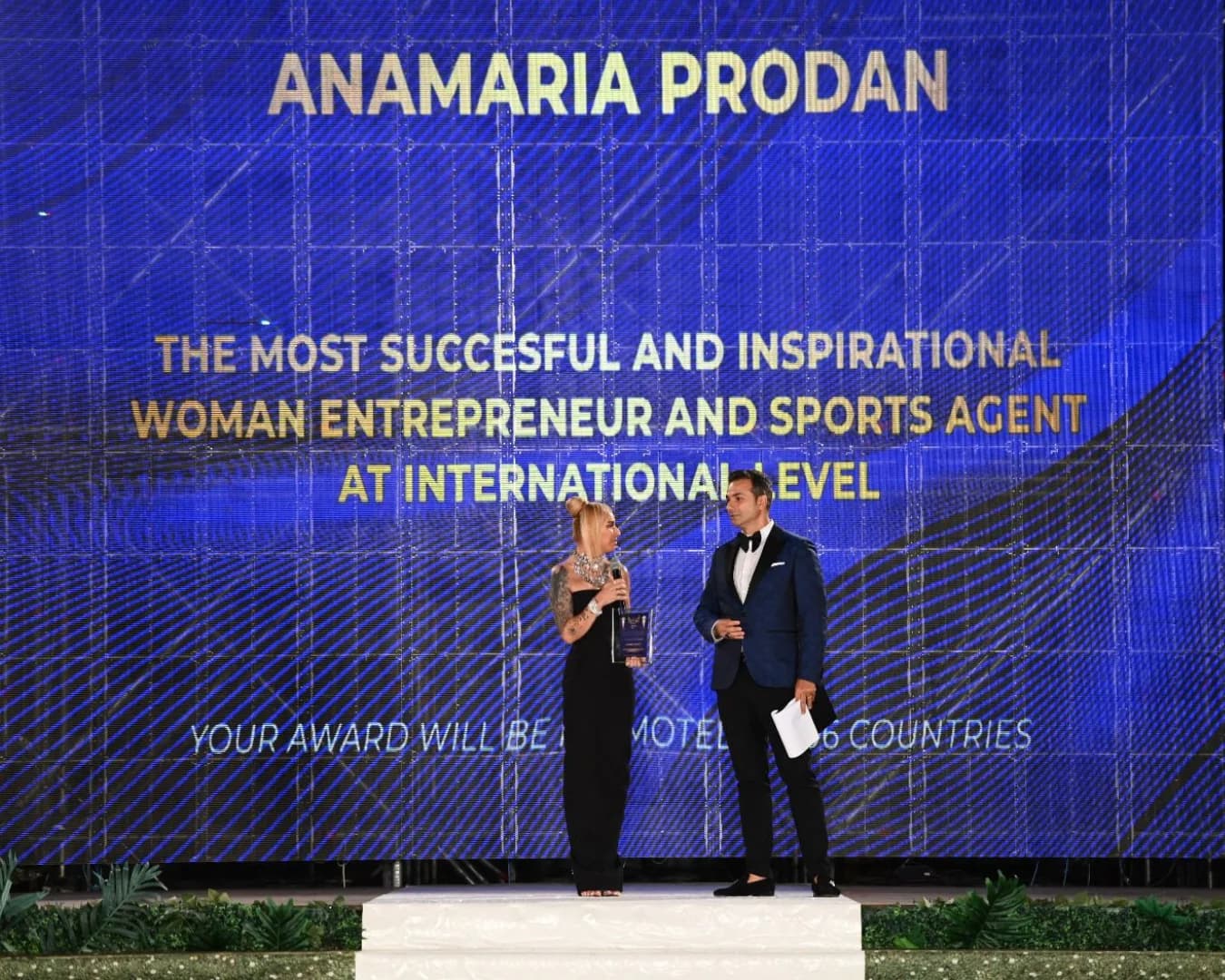Anamaria Prodan primind un premiu pe scenă