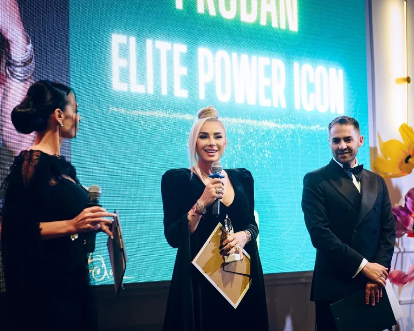 Anamaria Prodan primind un premiu, în anul extinderii internaționale, 2018